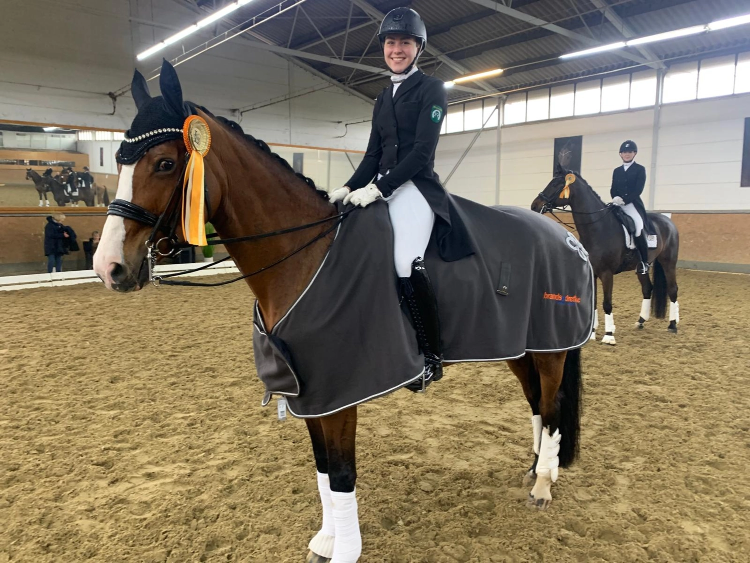 Reitsportzentrum Lichtenholz e. V. – QHP Ornament-Fleece-Kühldecke, Reiter auf Pferd