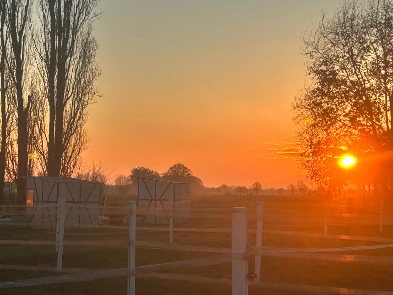 Reitsportzentrum Lichtenholz e. V. – Sonnenuntergang über dem Reitplatz