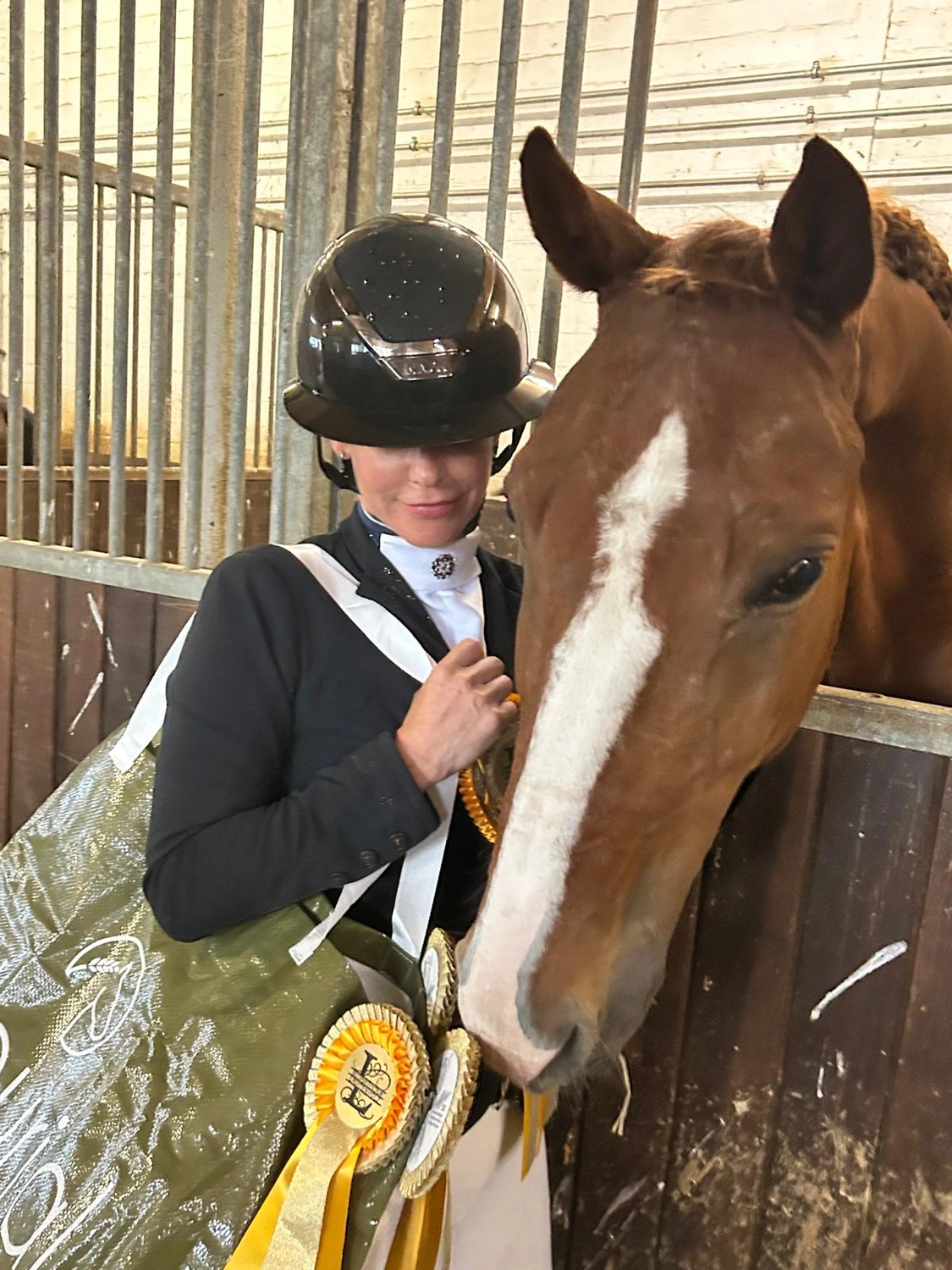 Reitsportzentrum Lichtenholz e. V. – QHP Ornament-Fleece-Kühldecke, Reiter auf Pferd